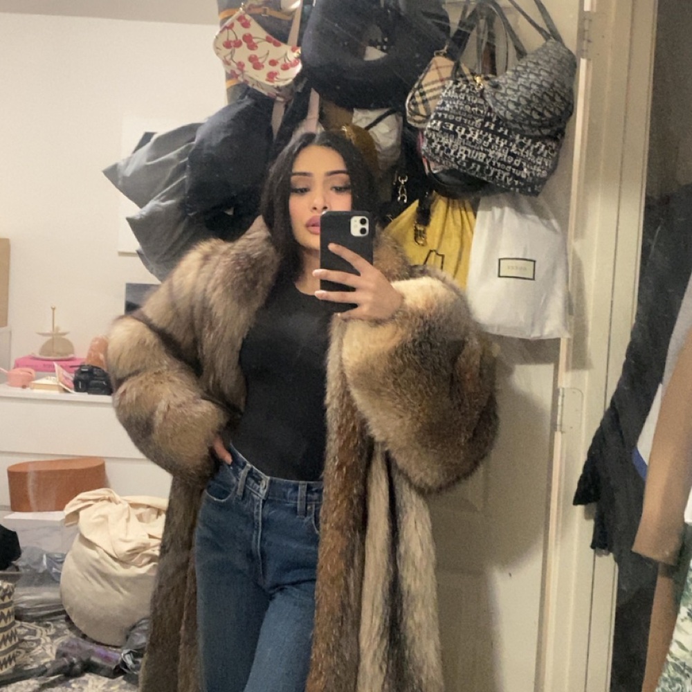 Luxurious Fur Coat - Picture 2 of 3